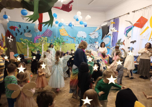 Przebrane dzieci bawią się wspólnie.