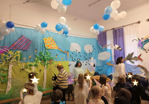 Ozdoba sali - wykonana przez rodziców, krajobraz z latawcami.