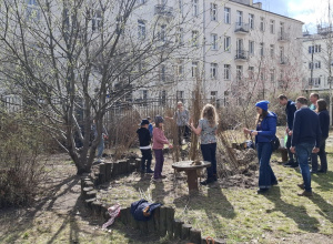 Wspólna Praca w Ogrodzie: Wiklinowy Namiot