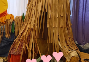 dzieci w szałąsie na balu