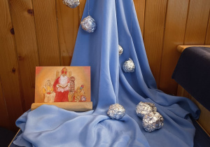 nasz zimowy kącik - srebrne kule i kartka z Mikołajem na błękitnym tle