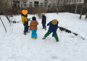 zimowe zabawy ze śnieżkami