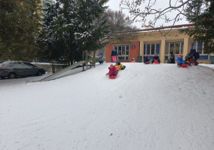 zjeżdżamy na sankach